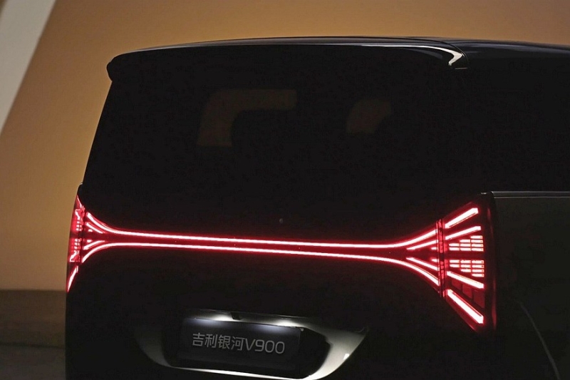 Роскошный минивэн Geely Galaxy V900 показался на первых официальных кадрах
