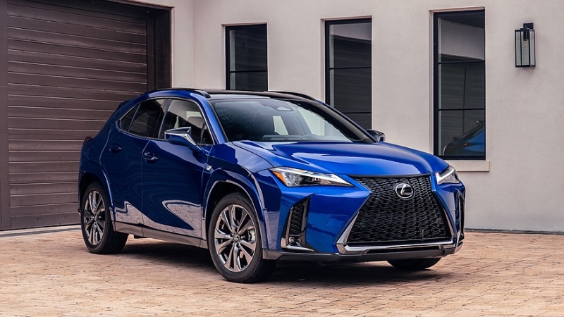 Слабо продающийся кроссовер Lexus UX получил скромные обновки и подорожал