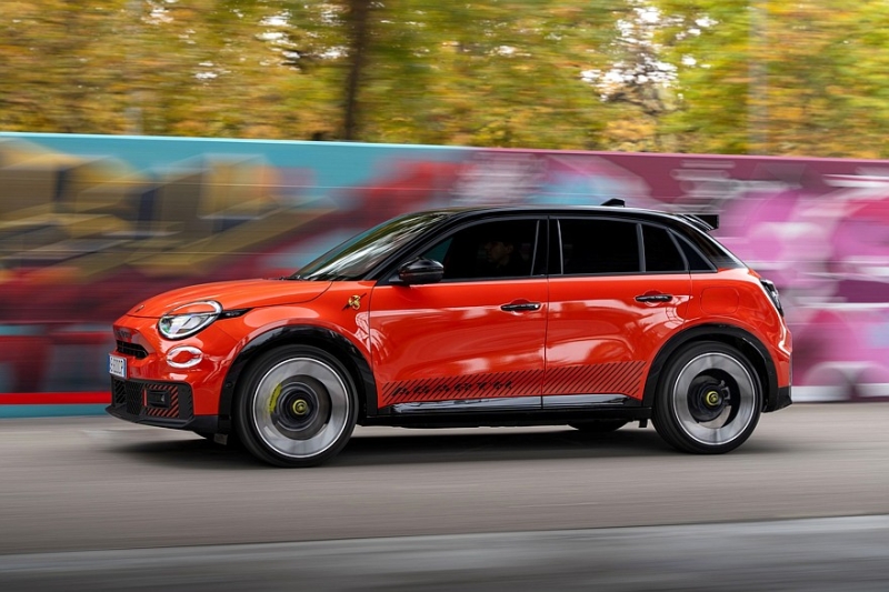 Спортивный кроссовер Abarth 600e стал ярче и подешевел к 2026 модельному году