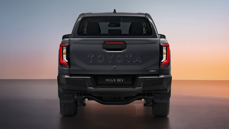 Toyota Hilux сменил поколение: интерьер в стиле Land Cruiser Prado и разнообразная техника