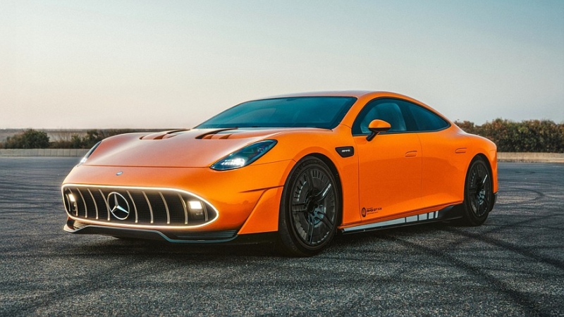 Усатый Брэд Питт покрутил новый Mercedes-AMG GT 4-door Coupe и стал его лицом