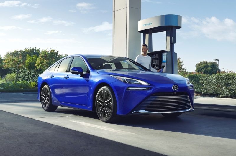 Ни заправить, ни продать: владельцы водородных седанов Mirai судятся с компанией Toyota