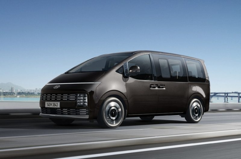 Обновлённое семейство Hyundai Staria: декор, экраны побольше и физические кнопки