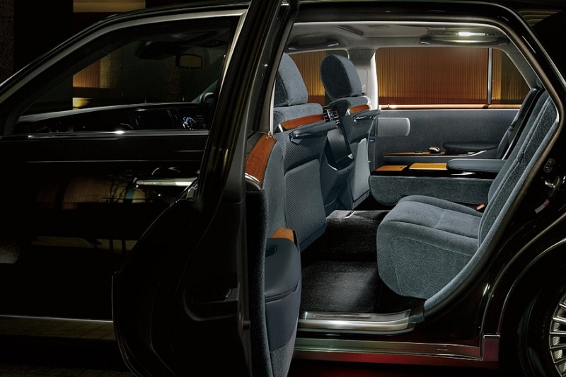 Представительский седан Toyota Century: скромные обновки и нескромное подорожание