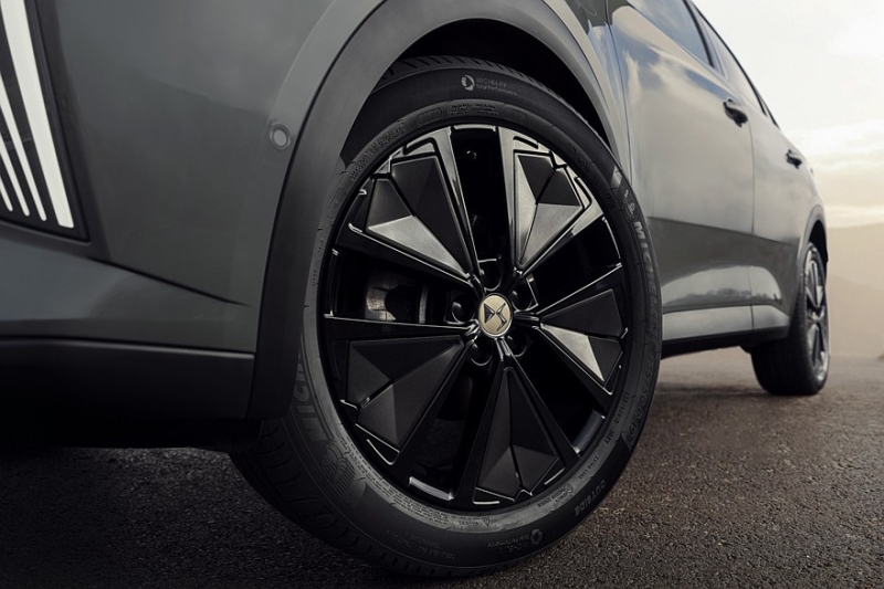 Теряющие покупателей DS 3, DS №4 и DS 7 обзавелись спецверсией Performance Line, цены известны