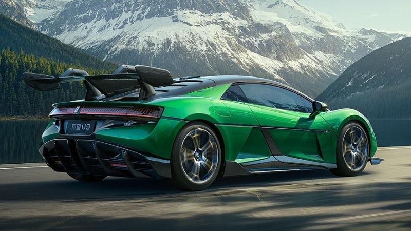 В честь ёлок и &laquo;Зелёного ада&raquo;: китайский Yangwang U9 перекрасился к чужому Новому году