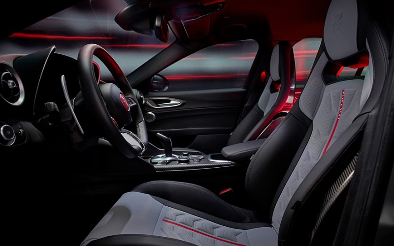 Alfa Romeo Giulia Quadrifoglio Luna Rossa: новая спецверсия с необычным антикрылом