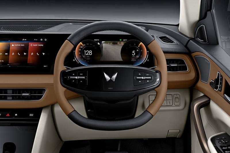 Mahindra XUV 7XO вместо XUV700: трёхэкранное табло, бензин или дизель, есть полный привод