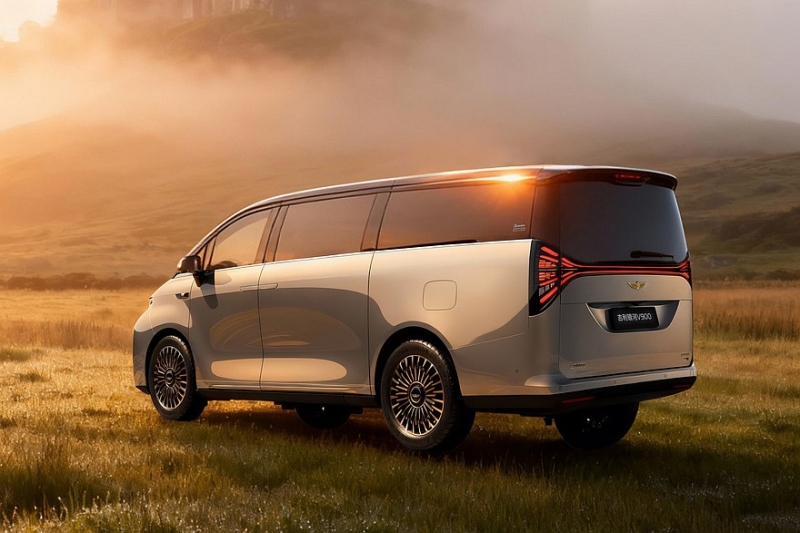 Минивэн Geely Galaxy V900: стандартный полный привод и эмблема из чистого золота