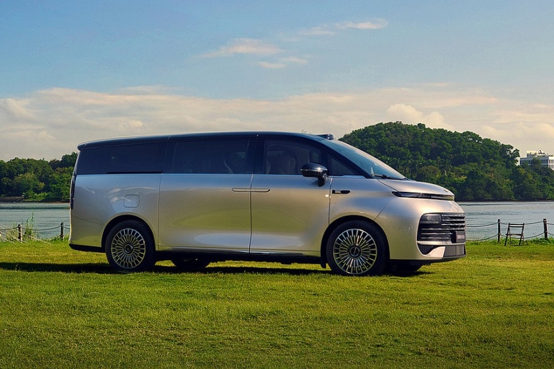 Минивэн Geely Galaxy V900: стандартный полный привод и эмблема из чистого золота