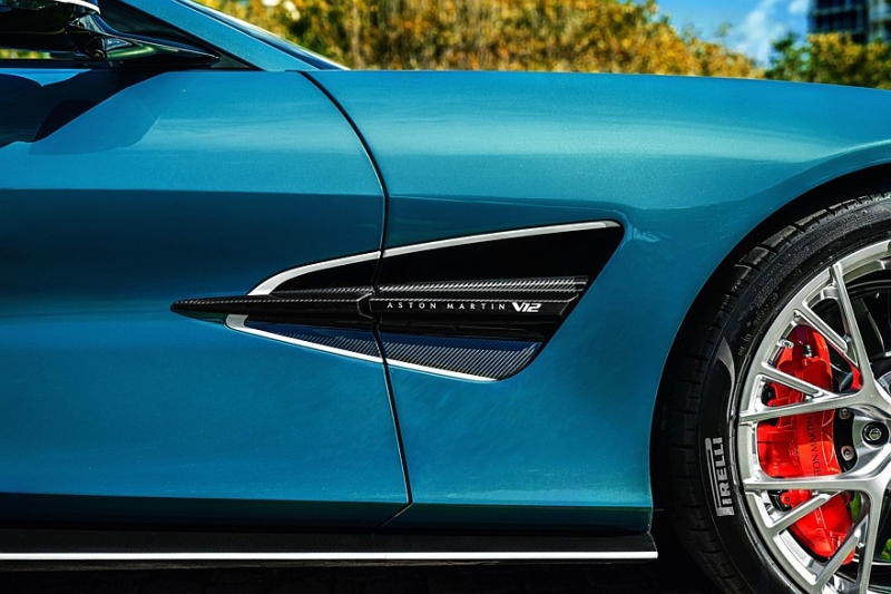 Попить вина, купить Aston Martin и помочь детям: представлен Vanquish Volante Wave Edition