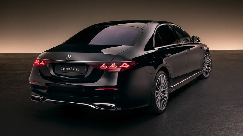 Рестайлинговый Mercedes-Benz S-Class: решётка со звёздами, много дисплеев в салоне и новый V8