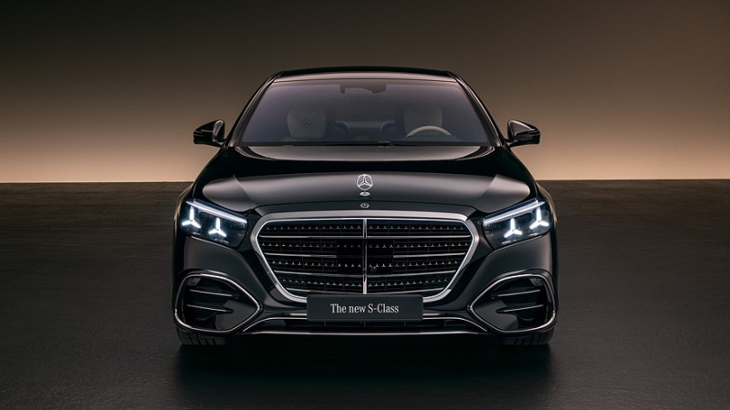 Рестайлинговый Mercedes-Benz S-Class: решётка со звёздами, много дисплеев в салоне и новый V8