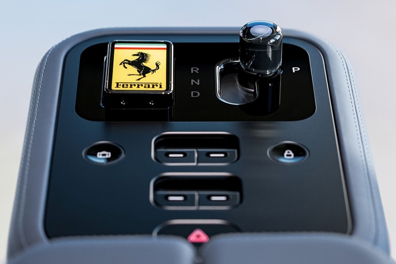 Электромобиль Ferrari получил имя Luce и неоклассический интерьер в стиле техники Apple