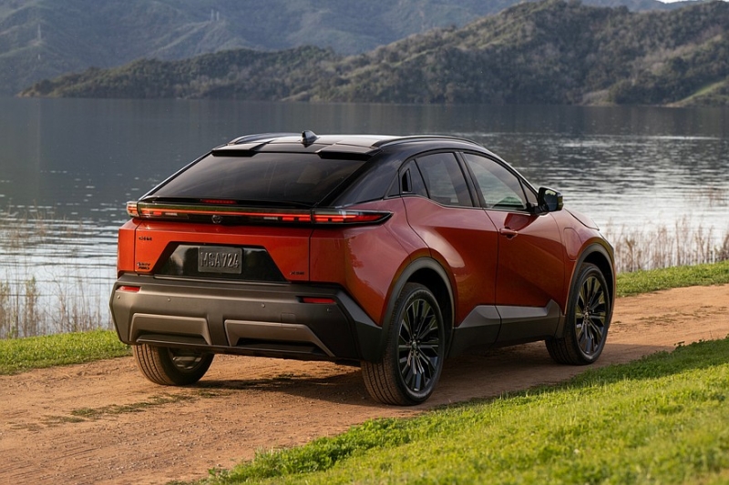 Полноприводный кроссовер Toyota C-HR: дешевле брата Subaru Uncharted в аналогичных версиях