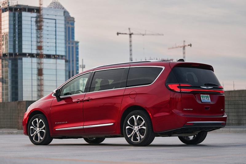 Рестайлинг принёс минивэну Chrysler Pacifica оптику в стиле Kia Carnival