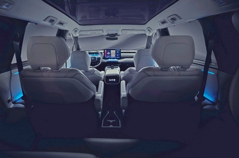 Таинственная новинка Toyota – это трёхрядный кроссовер, премьера – на следующей неделе