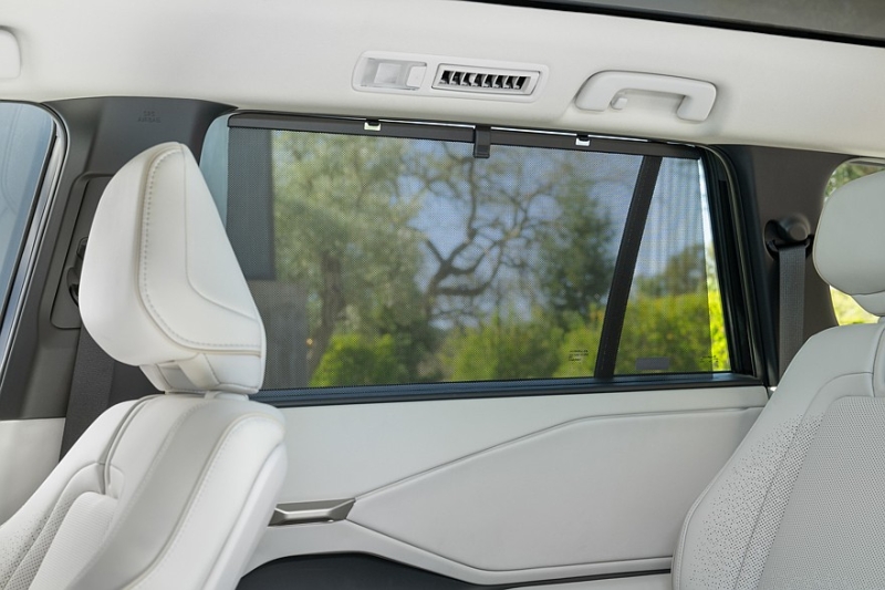 Toyota Highlander нового поколения подрос в габаритах и получил только электрическую технику