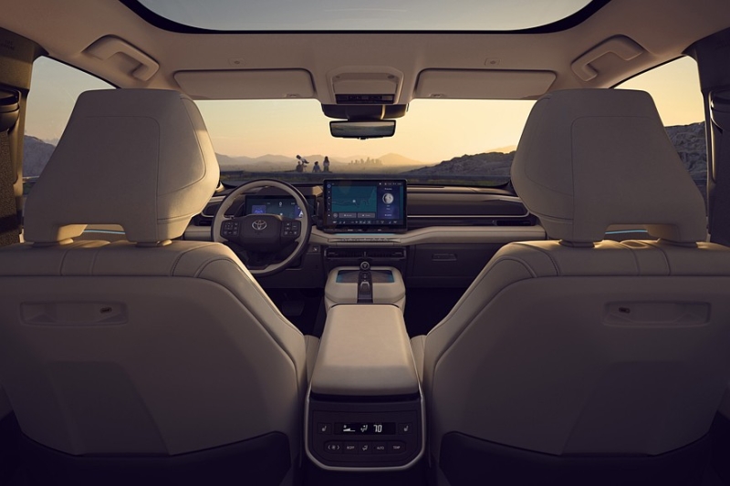 Toyota Highlander нового поколения подрос в габаритах и получил только электрическую технику