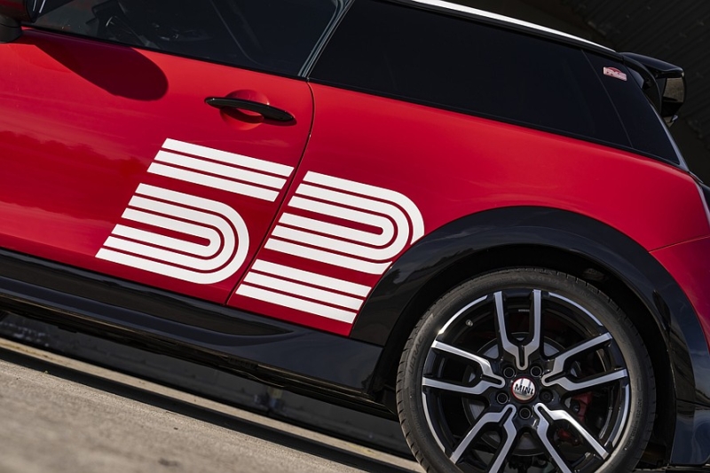 Трёхдверный хэтчбек Mini Cooper обзавёлся спецверсией 1965 Victory Edition