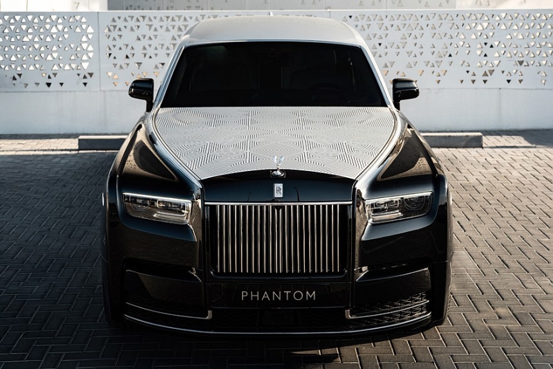 У Rolls-Royce Phantom появилась эксклюзивная версия с лазерной гравировкой на капоте