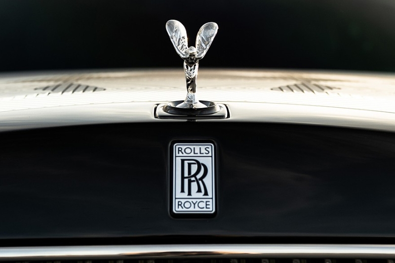 У Rolls-Royce Phantom появилась эксклюзивная версия с лазерной гравировкой на капоте