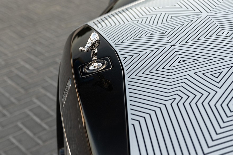 У Rolls-Royce Phantom появилась эксклюзивная версия с лазерной гравировкой на капоте
