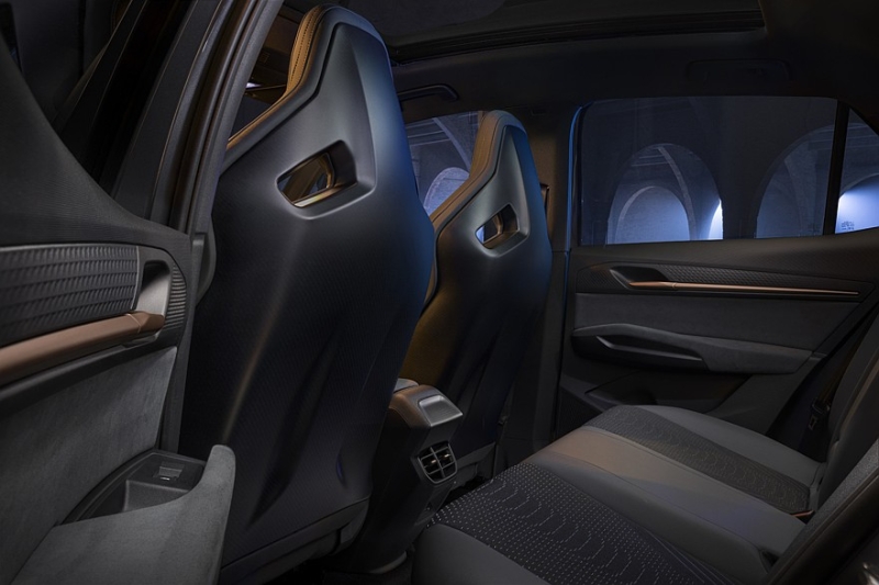 Обновлён хэтчбек Cupra Born: фирменный «нос», физические кнопки на руле, больше запас хода