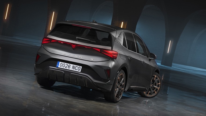 Обновлён хэтчбек Cupra Born: фирменный «нос», физические кнопки на руле, больше запас хода