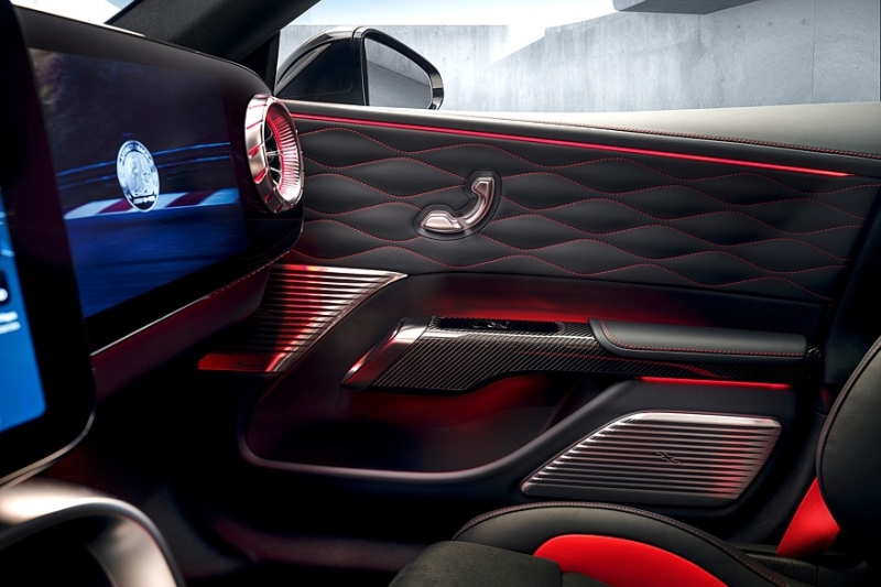 Раскрыт салон нового Mercedes-AMG GT 4-door Coupe: засилье экранов и гламурный потолок