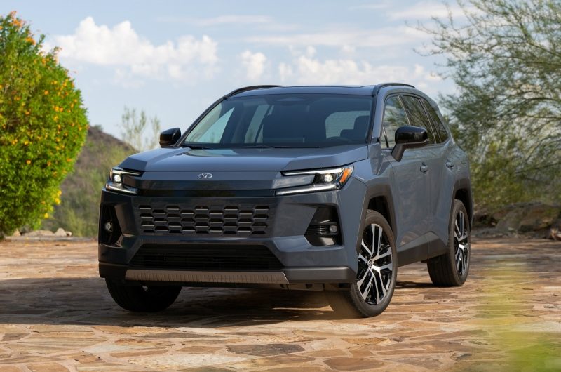 Toyota собирается нарастить объём производства RAV4, Camry и Grand Highlander