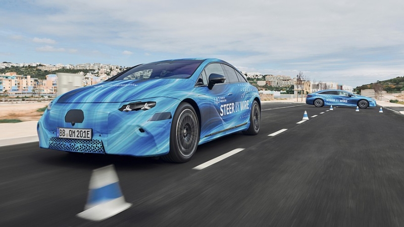 Mercedes обновит EQS: лифтбек получит пересмотренный салон со штурвалом вместо руля