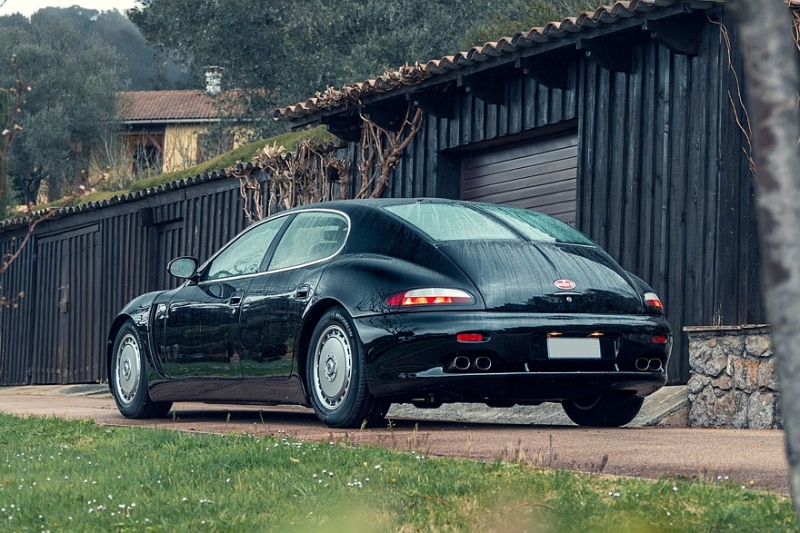 Автолегенда 1990-х: один из трёх выпущенных седанов Bugatti EB112 продадут на аукционе