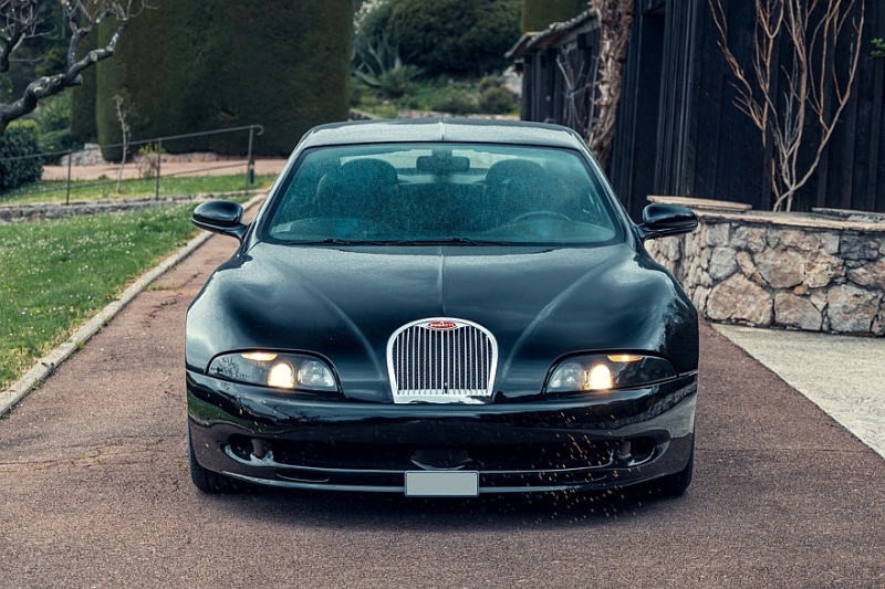 Автолегенда 1990-х: один из трёх выпущенных седанов Bugatti EB112 продадут на аукционе
