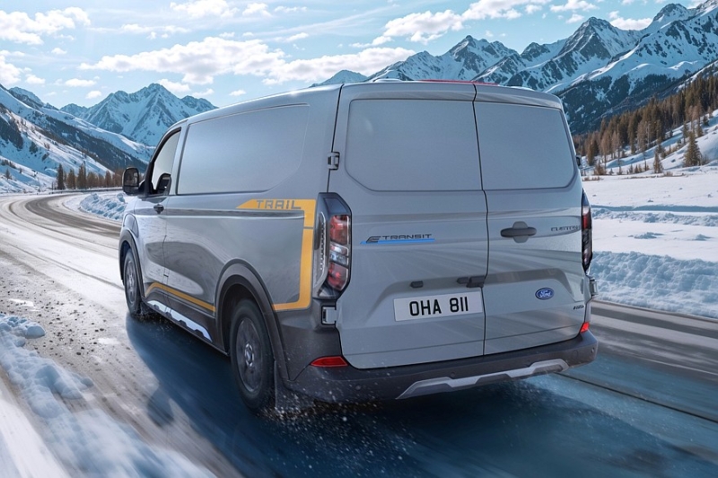 Для снега и грязи: Ford анонсировал полноприводный фургон E-Transit Custom AWD