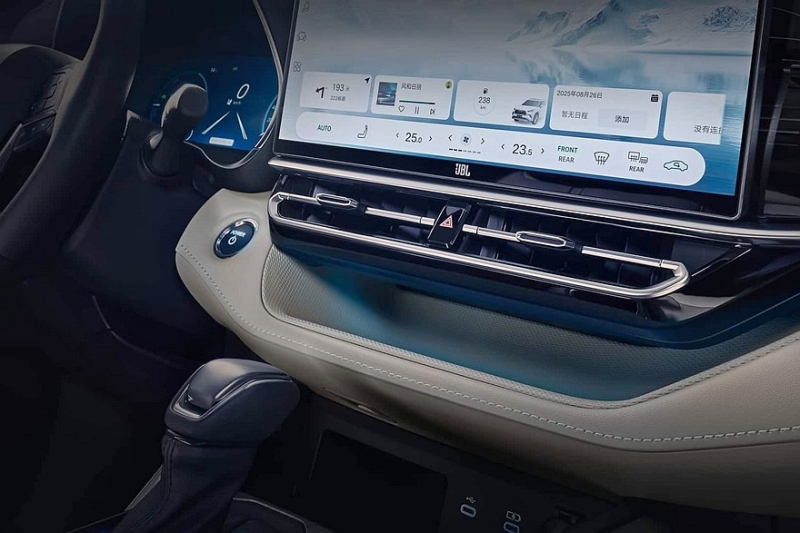 Кроссовер Toyota Highlander получил новый интерьер, но пока не для всех рынков