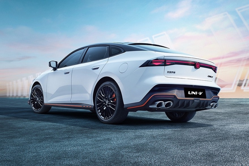 Новый Changan Uni-V выходит на рынок: перекроенный салон и более мощные моторы