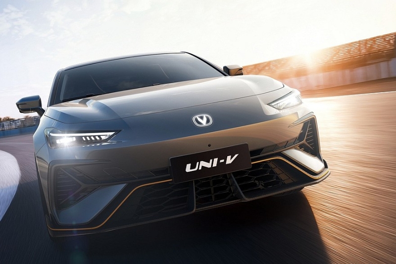 Новый Changan Uni-V выходит на рынок: перекроенный салон и более мощные моторы