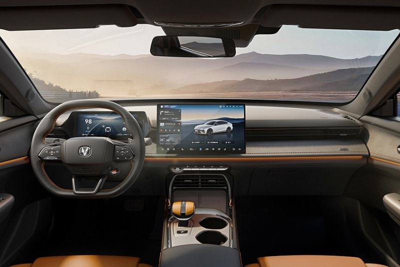 Новый Changan Uni-V выходит на рынок: перекроенный салон и более мощные моторы