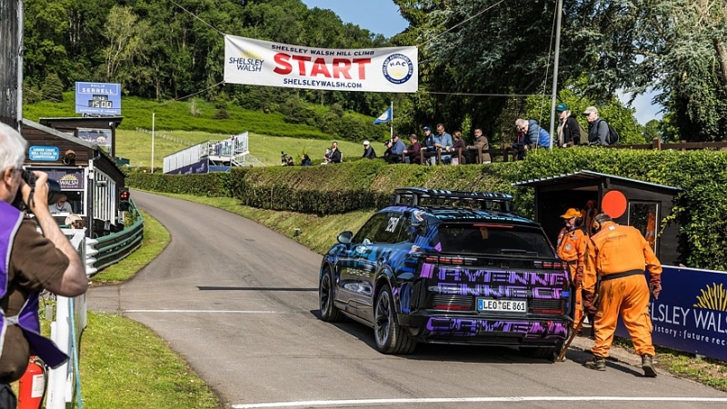 Новый Porsche Cayenne: рекорд от гонщицы-блондинки и грузовой тест от Ричарда Хаммонда