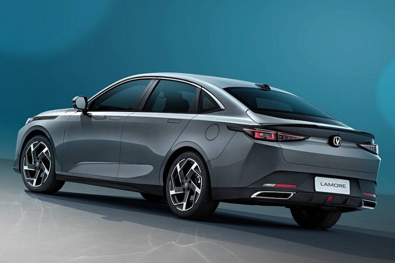 Седан Changan Lamore, который доступен и в России, получил новый салон после рестайлинга