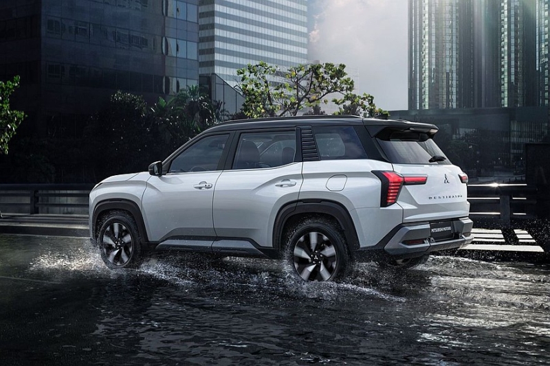 Семиместный кроссовер Mitsubishi Destinator: теперь и леворульная версия