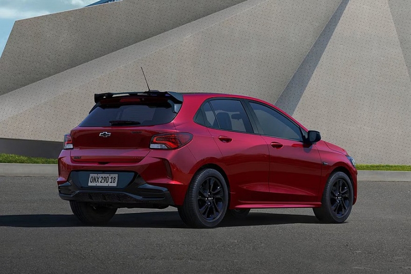Теряющий покупателей Chevrolet Onix пережил рестайлинг: официальные фото